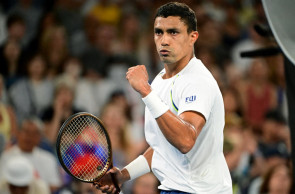 Thiago Monteiro, do Brasil, reage contra o ponto contra o Japão Kei Nishikori durante a partida de seus singles masculinos no primeiro dia do torneio Aberto da Austrália em Melbourne em 12 de janeiro de 2025