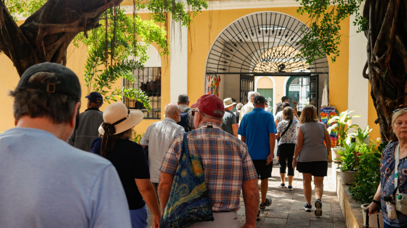 FORTALEZA, CEARÁ, BRASIL, 12-01-2025: Quase 5 mil turistas do navio Majestic Princess e 1350 tripulantes navio de bandeira britânica, vão visitar a Emcetur com guias para saber mais um pouco da cultura Cearense. (Foto: Samuel Setubal/ O Povo)