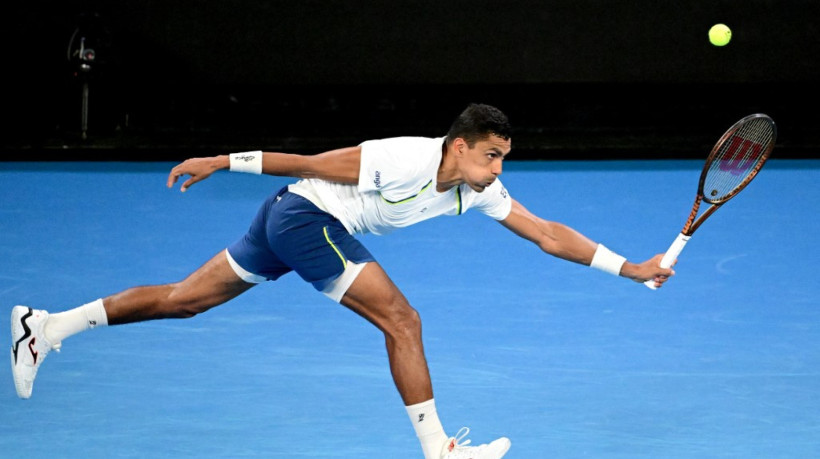 Thiago Monteiro, do Brasil, atinge um retorno contra Kei Nishikori, no Japão, durante a partida de seus singles masculinos no primeiro dia do torneio Aberto da Austrália em Melbourne em 12 de janeiro de 2025