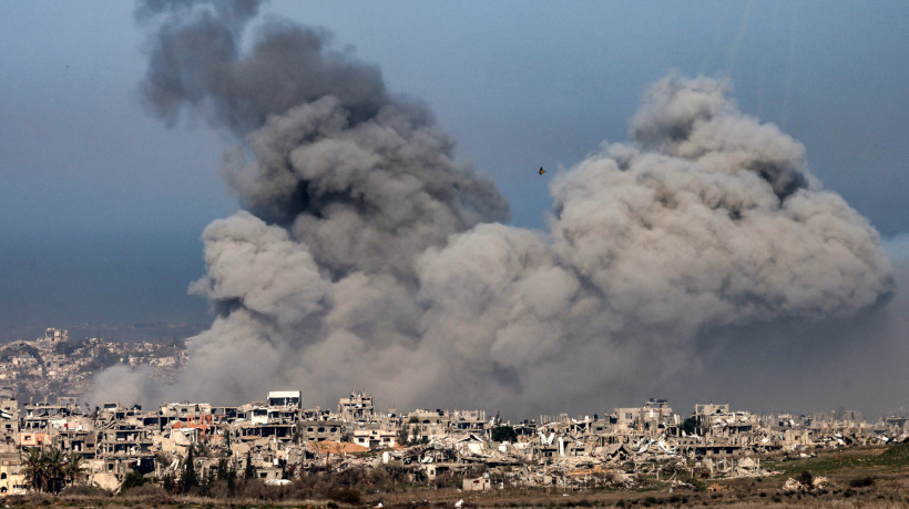 Foto tirada do lado israelense da fronteira com a Faixa de Gaza mostra colunas de fumaça subindo de explosões acima de prédios destruídos no norte da Faixa de Gaza em 13 de janeiro de 2025