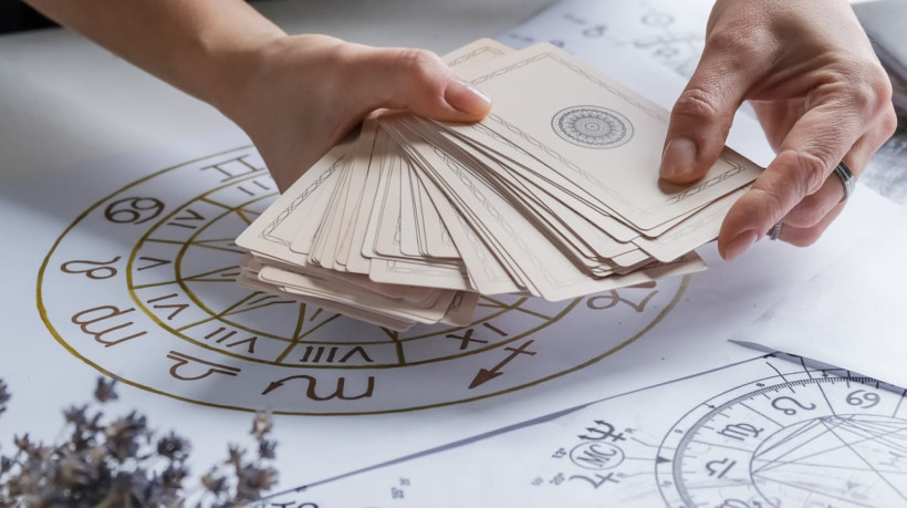 As características das cartas do Tarô Quântico Estelar são baseadas nos aspectos dos signos (Imagem: Shyntartanya | Shutterstock)