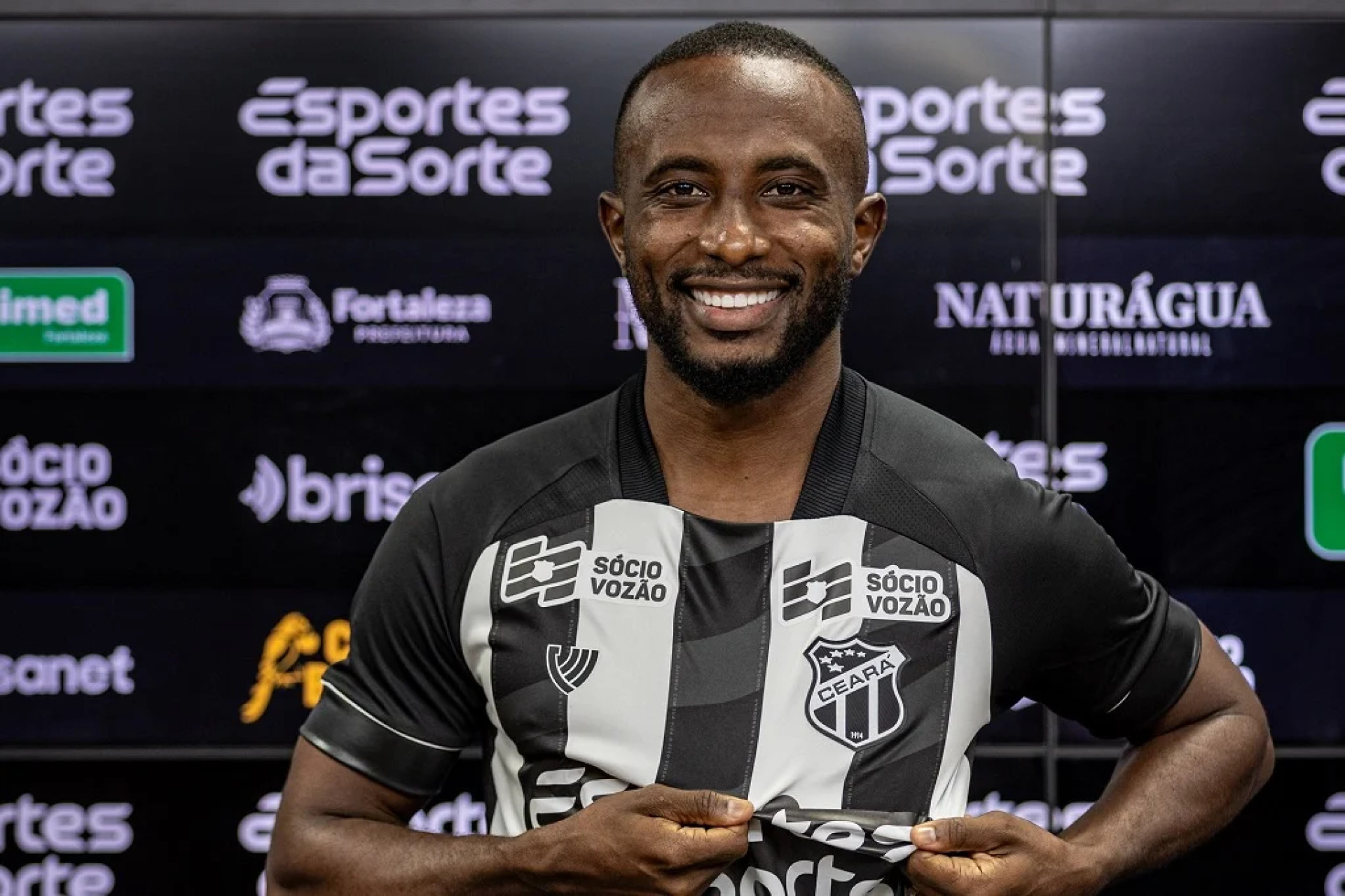 Dieguinho foi apresentado oficialmente pelo Ceará (Foto: Gledson Jorge/Ceará SC)