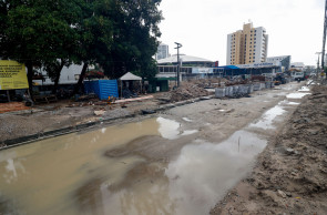 FORTALEZA, CEARÁ, BRASIL, 14-01-2024: Chuvas e alagamentos pela manhã na obra da Av Heráclito Graça. (Foto: Samuel Setubal/ O Povo)