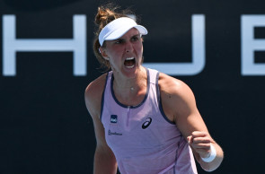 O Beatriz Haddad Maia, do Brasil, reage depois de vencer o segundo set contra Julia Riera, da Argentina, durante a partida de seus singles no terceiro dia do torneio Aberto da Austrália em Melbourne em 14 de janeiro de 2025