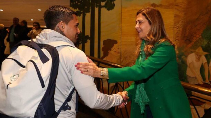 A presidente Leila Pereira e o jogador Dudu (E), da SE Palmeiras, durante desembarque no hotel de concentração da equipe. (Foto: Cesar Greco)