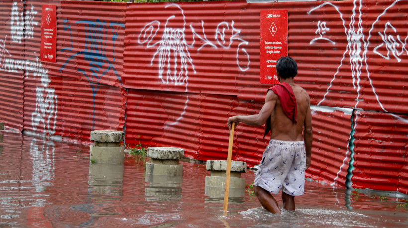 FORTALEZA, CEARÁ, BRASIL, 14-01-2024: Chuvas e alagamentos pela manhã na Av Pessoa Anta. (Foto: Samuel Setubal/ O Povo)