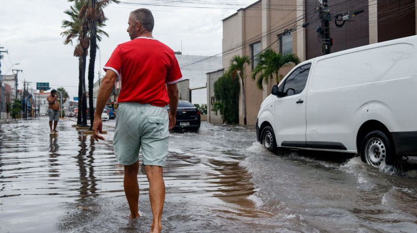 FORTALEZA, CEARÁ, BRASIL, 14-01-2024: Chuvas e alagamentos pela manhã na Av Pessoa Anta. (Foto: Samuel Setubal/ O Povo)