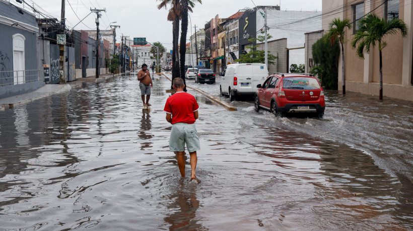 FORTALEZA, CEARÁ, BRASIL, 14-01-2024: Chuvas e alagamentos pela manhã na Av Pessoa Anta. (Foto: Samuel Setubal/ O Povo)