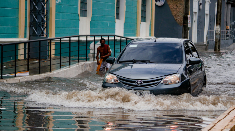 FORTALEZA, CEARÁ, BRASIL, 14-01-2024: Chuvas e alagamentos pela manhã na Av Pessoa Anta. (Foto: Samuel Setubal/ O Povo)