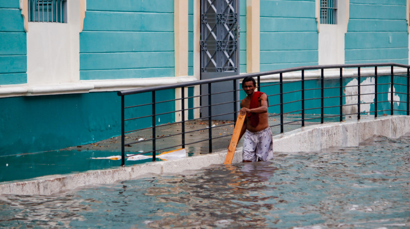 FORTALEZA, CEARÁ, BRASIL, 14-01-2024: Chuvas e alagamentos pela manhã na Av Pessoa Anta. (Foto: Samuel Setubal/ O Povo)