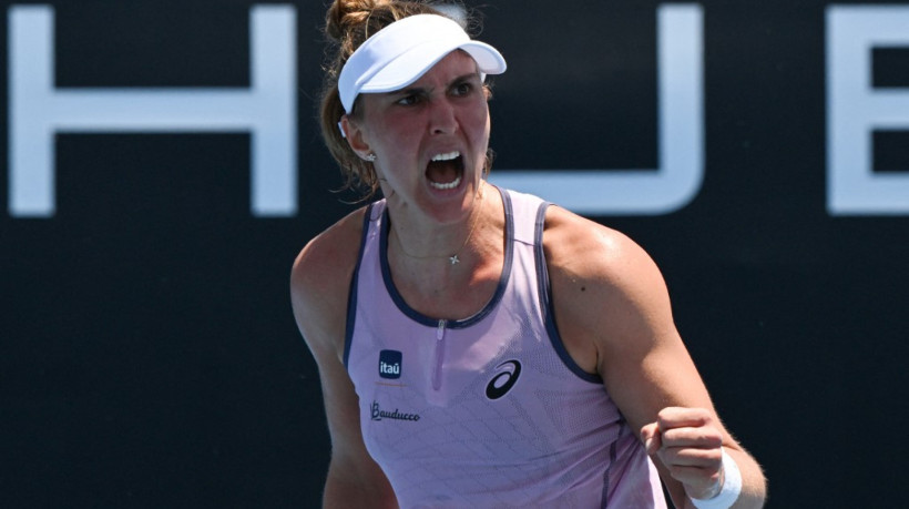 O Beatriz Haddad Maia, do Brasil, reage depois de vencer o segundo set contra Julia Riera, da Argentina, durante a partida de seus singles no terceiro dia do torneio Aberto da Austrália em Melbourne em 14 de janeiro de 2025