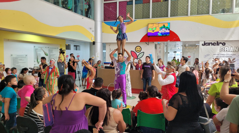 Circo Celestia alegra manhã de crianças atendidas pela Associação Peter Pan