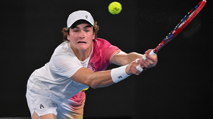 O brasileiro João Fonseca comemora após um ponto contra o russo Andrey Rublev durante a partida de simples masculina no terceiro dia do torneio de tênis do Aberto da Austrália em Melbourne em 14 de janeiro de 2025