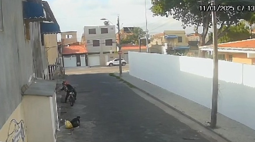 Câmeras de vigilância flagraram a ação do motociclista 