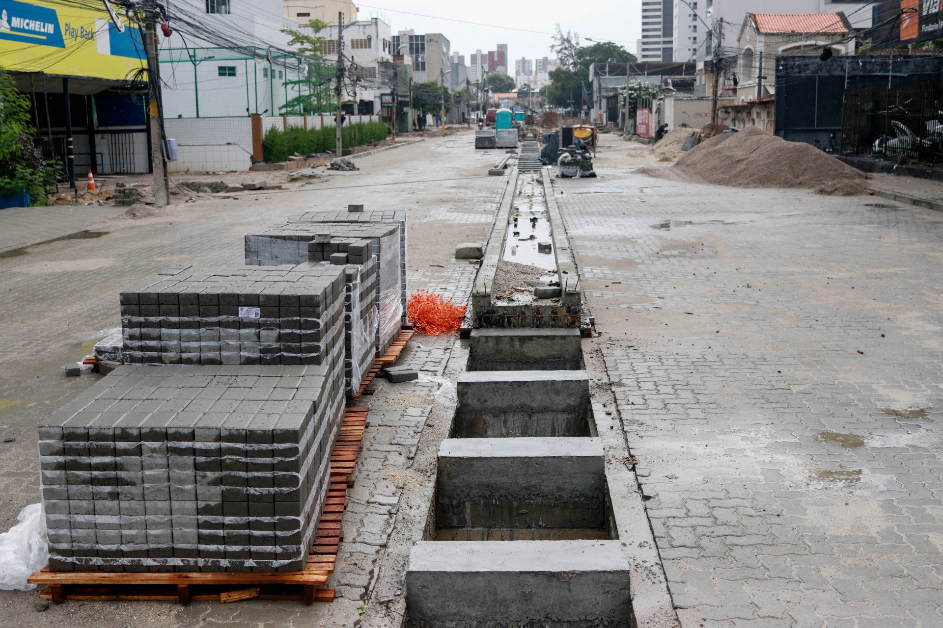 ￼PREFEITURA de Fortaleza elenca 21 obras públicas a serem retomadas e concluídas em 2025, dentre as quais a drenagem da avenida Heráclito Graça (Foto: Samuel Setubal)