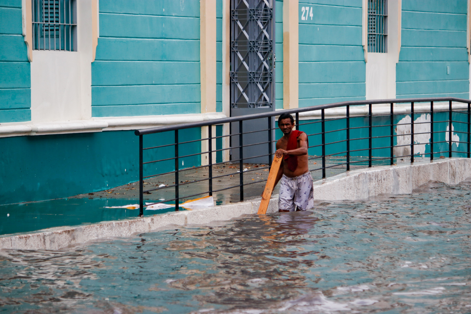 FORTALEZA, CEARÁ, BRASIL, 14-01-2024: Chuvas e alagamentos pela manhã na Av Pessoa Anta. (Foto: Samuel Setubal/ O Povo) (Foto: Samuel Setubal)