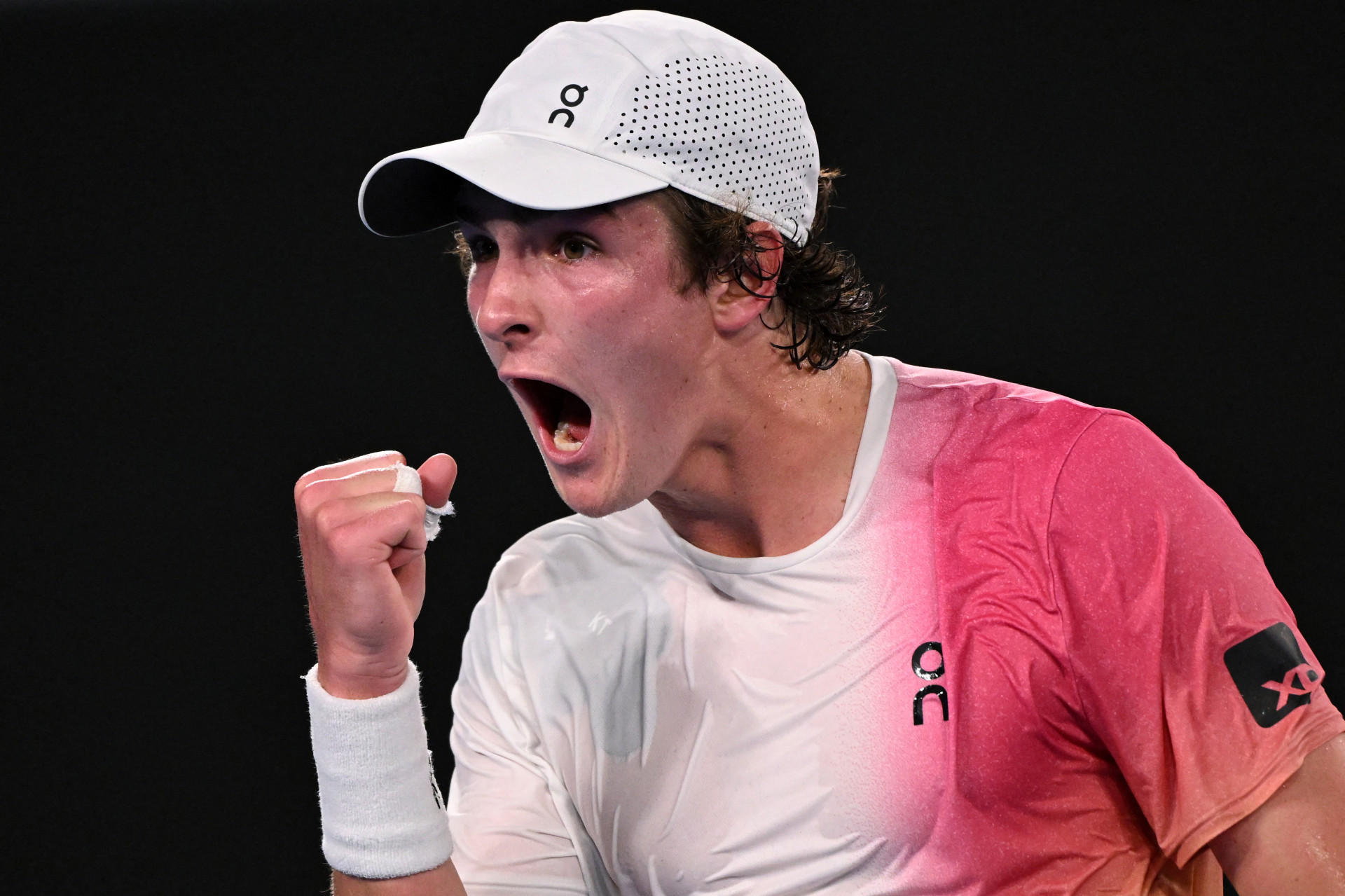 O brasileiro João Fonseca comemora após um ponto contra o russo Andrey Rublev durante a partida de simples masculina no terceiro dia do torneio de tênis do Aberto da Austrália em Melbourne em 14 de janeiro de 2025 (Foto: WILLIAM WEST / AFP)