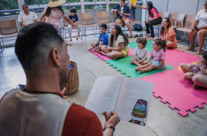 FORTALEZA-CE, BRASIL, 15-01-2025: Mediação de leitura para crianças, na Biblioteca Pública Estadual do Ceará (BECE), com o grupo Zepelim de Arte. (Foto: Fernanda Barros/ O Povo)