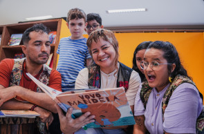 FORTALEZA-CE, BRASIL, 15-01-2025: Mediação de leitura para crianças, na Biblioteca Pública Estadual do Ceará (BECE), com o grupo Zepelim de Arte. (Foto: Fernanda Barros/ O Povo)