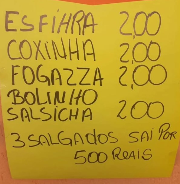 Um perfil do Instagram dedicado a placas curiosas postou uma imagem que viralizou na internet. O anúncio na parede de um estabelecimento comercial trazia o preço de variados salgados e, ao fim, concluía com uma promoção: “3 salgados sai por 500 reais”. 

