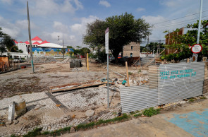 FORTALEZA, CEARÁ, BRASIL, 16-01-2024: Tapumes das obras na Praça do Dragão do Mar, que está suspensa, caíram com as chuvas. (Foto: Samuel Setubal/ O Povo)