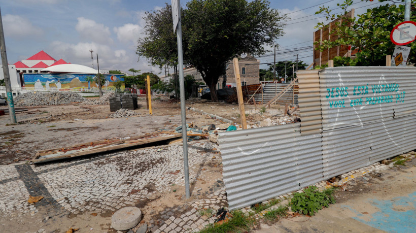 FORTALEZA, CEARÁ, BRASIL, 16-01-2024: Tapumes das obras na Praça do Dragão do Mar, que está suspensa, caíram com as chuvas. (Foto: Samuel Setubal/ O Povo)