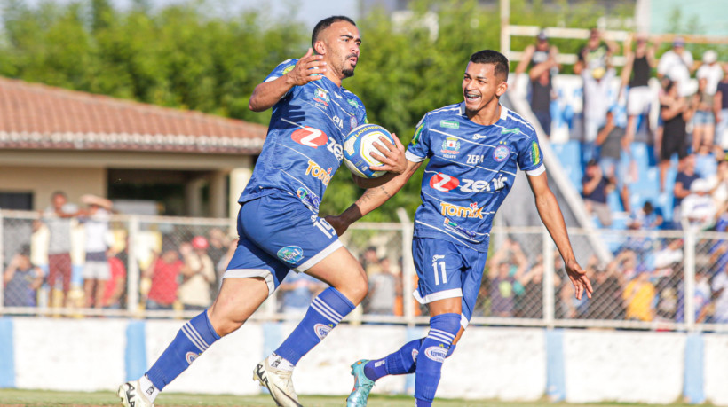 Jogadores do Iguatu comemoram gol no jogo contra o Anápolis, no Morenão, pelo Campeonato Brasileiro Série D 2024 