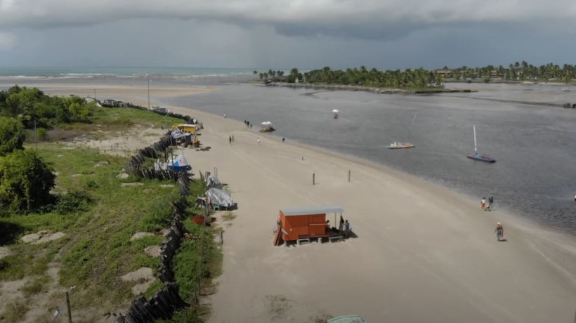 Com apoio de deputado bolsonarista, empresário reconstrói muro considerado ilegal em praia de Pernambuco