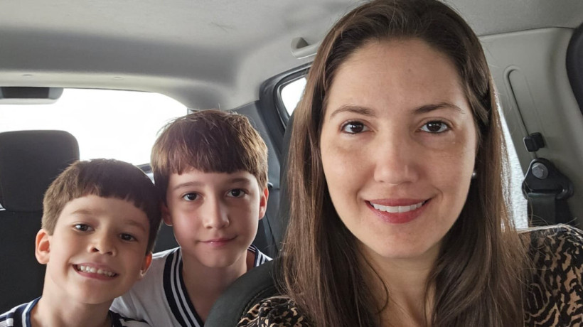 Renata Meireles busca os filhos na escola e diz que família adota estratégias para otimizar o tempo no trânsito