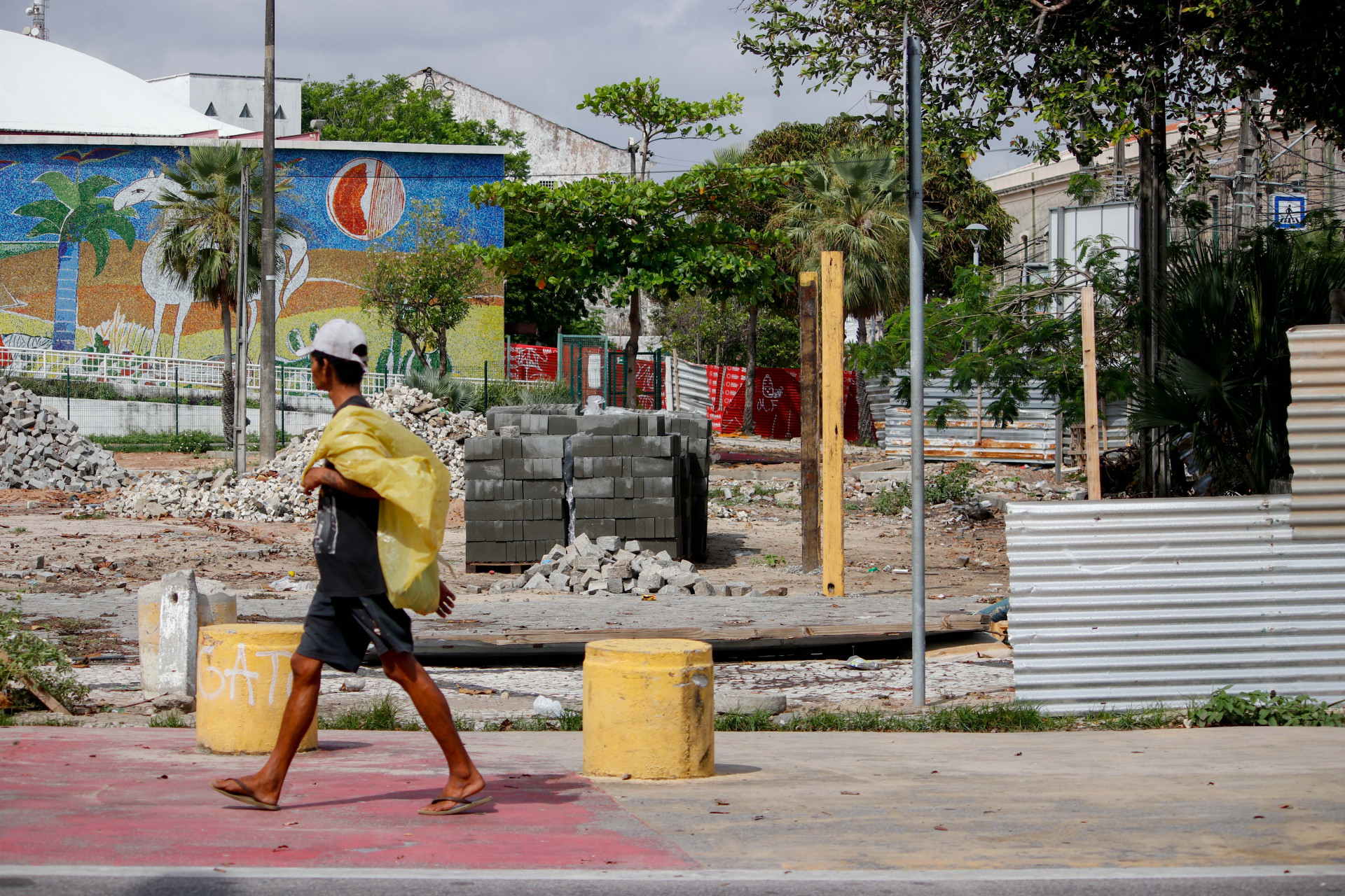 ￼OBRAS na praça Almirante Saldanha tiveram início em julho de 2024  (Foto: Samuel Setubal)