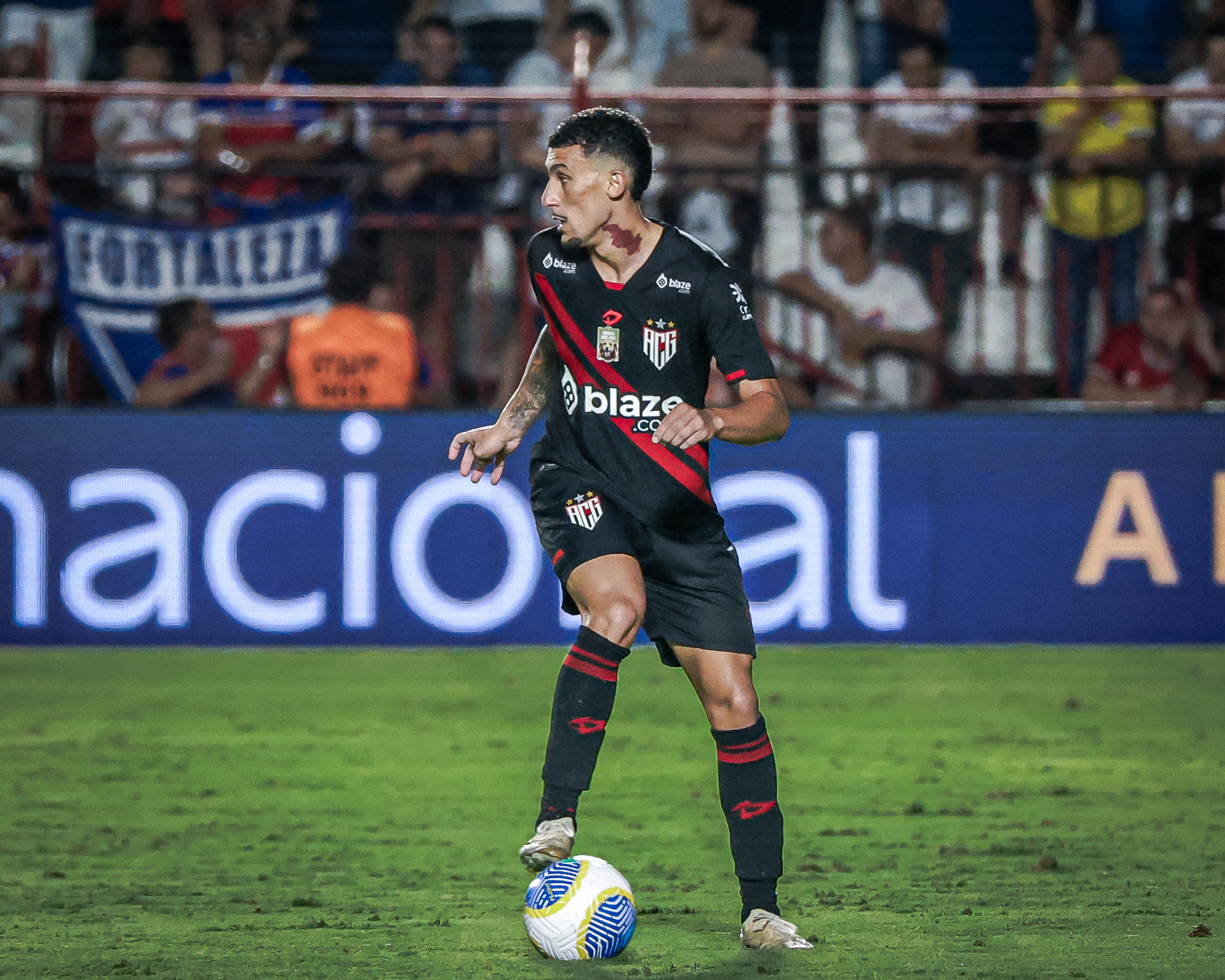 Volante Baralhas no jogo Atlético-GO x Fortaleza, pela Série A 2024 (Foto: Ingryd Oliveira/ACG)