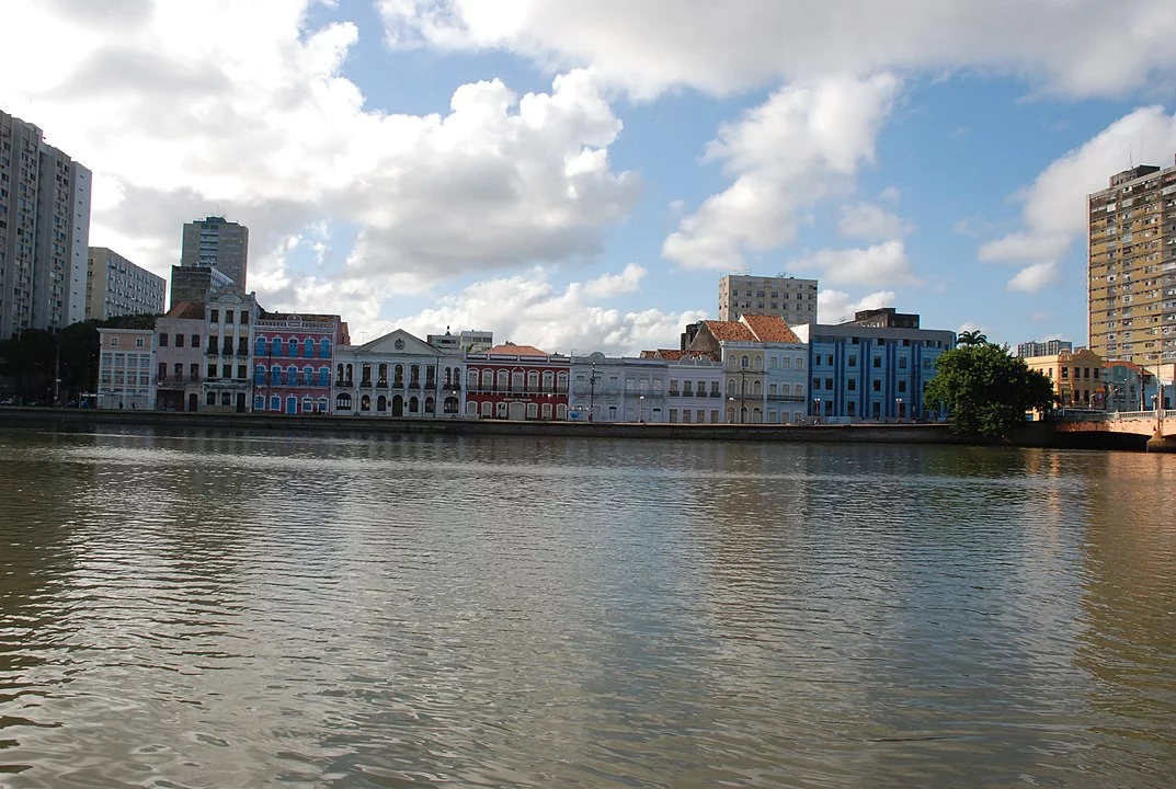 Recife (Capital de Pernambuco) - Apelido: Veneza Brasileira. População: 1,6 milhão 