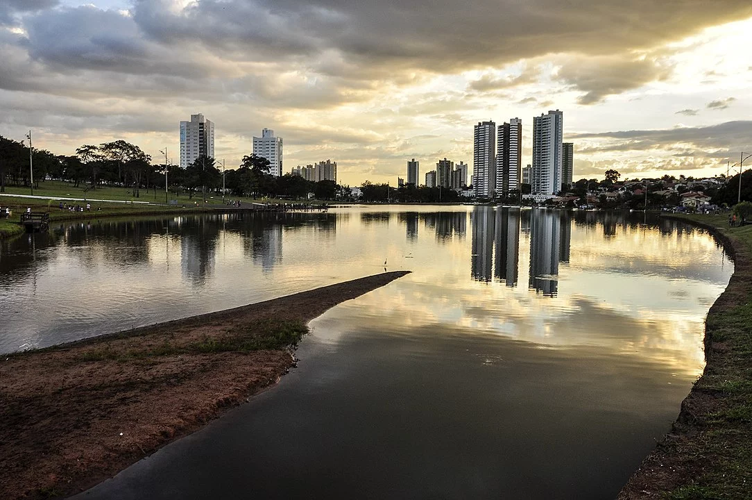 Campo Grande (Capital de Mato Grosso do Sul) - Apelido: Cidade Morena. População:  906 mil 