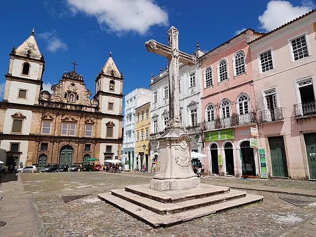 Salvador (Capital da Bahia) - Apelido: Capital da Alegria. População: 2,8 milhões  