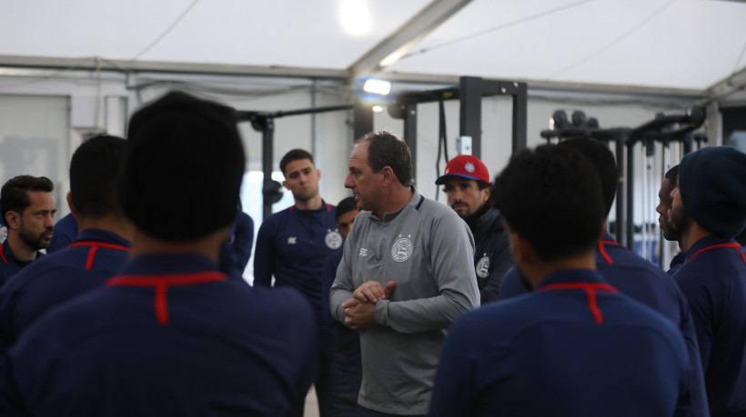 Rogério Ceni treina equipe do Bahia durante a pré-temporada de 2025.