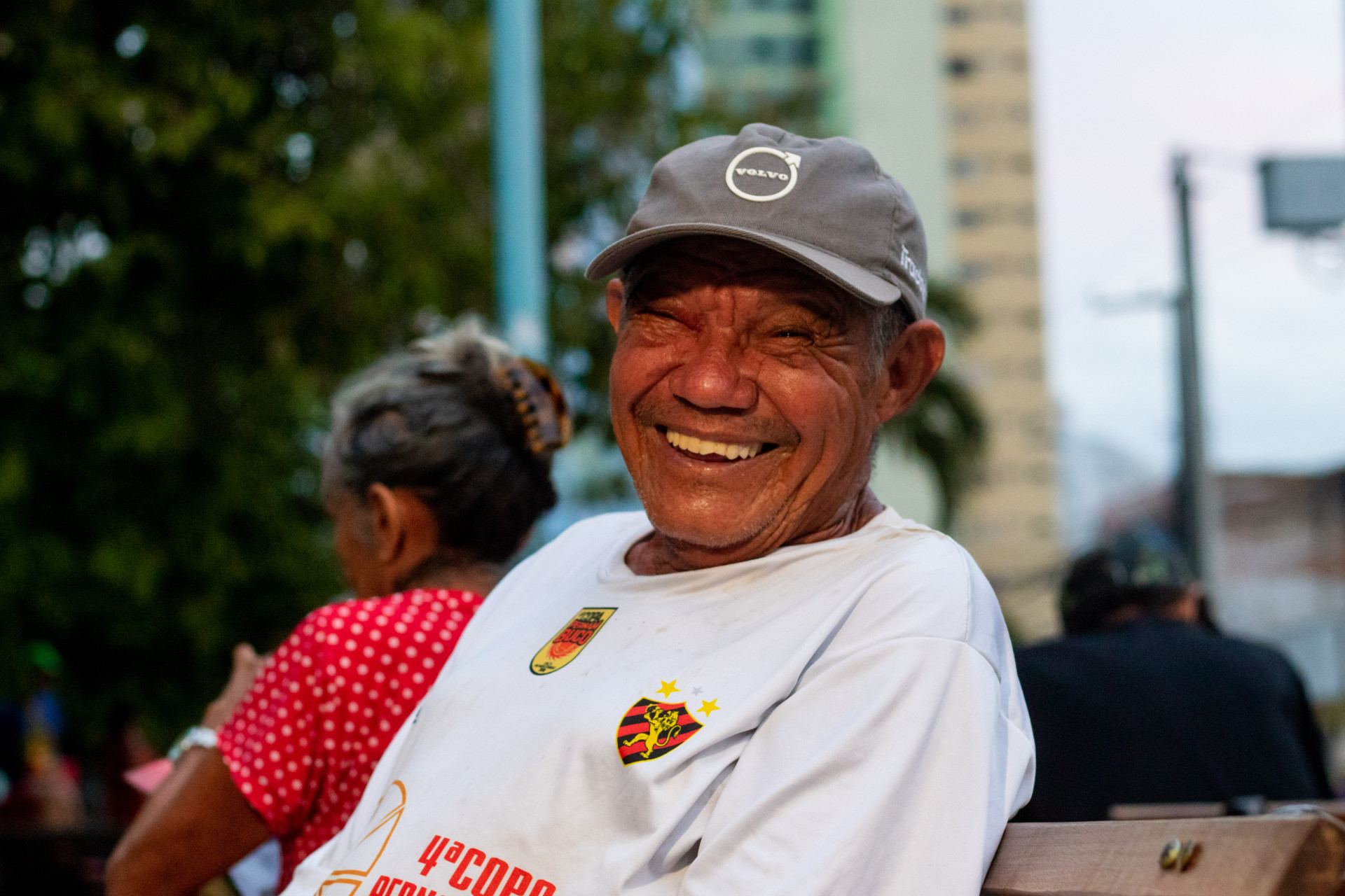 ￼FRANCISCO Noberto, 76 anos, vive na rua há 15 anos tentando manter a alegria (Foto: Lorena Louise/Especial para O POVO)