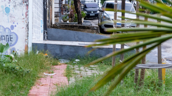 Calçadas irregulares em Fortaleza são citadas por Alessandra de Oliveira(Foto: Lorena Louise/ Especial para O POVO)