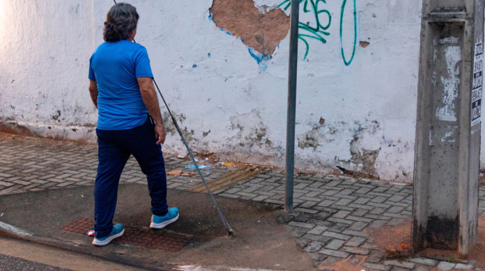 Acessibilidade em Fortaleza: Registro de piso tátil e fio feito em cruzamento com a avenida Dom Luís(Foto: Lorena Louise/ Especial para O POVO)