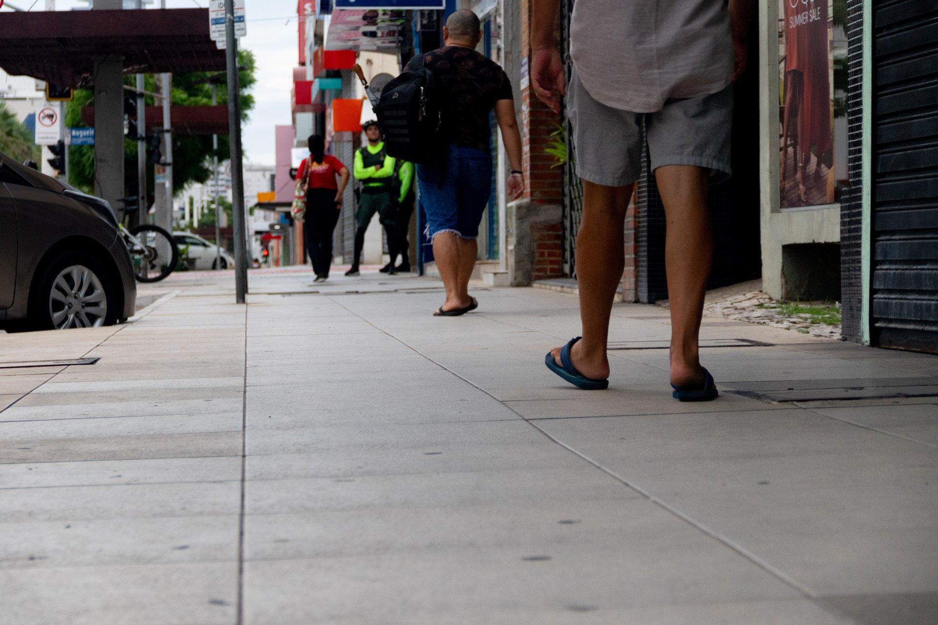 Fortaleza- CE, Brasil, 18-01-25:  Denúncia de falta de acessibilidade para PCDs leva equipe do OPOVO vara averiguar algumas ruas de Fortaleza. Na foto, falta de piso tátil na avenida Monsenhor Tabosa.   (Fotos: Lorena Louise / Especial para O POVO) (Foto: Lorena Louise/Especial para O POVO)