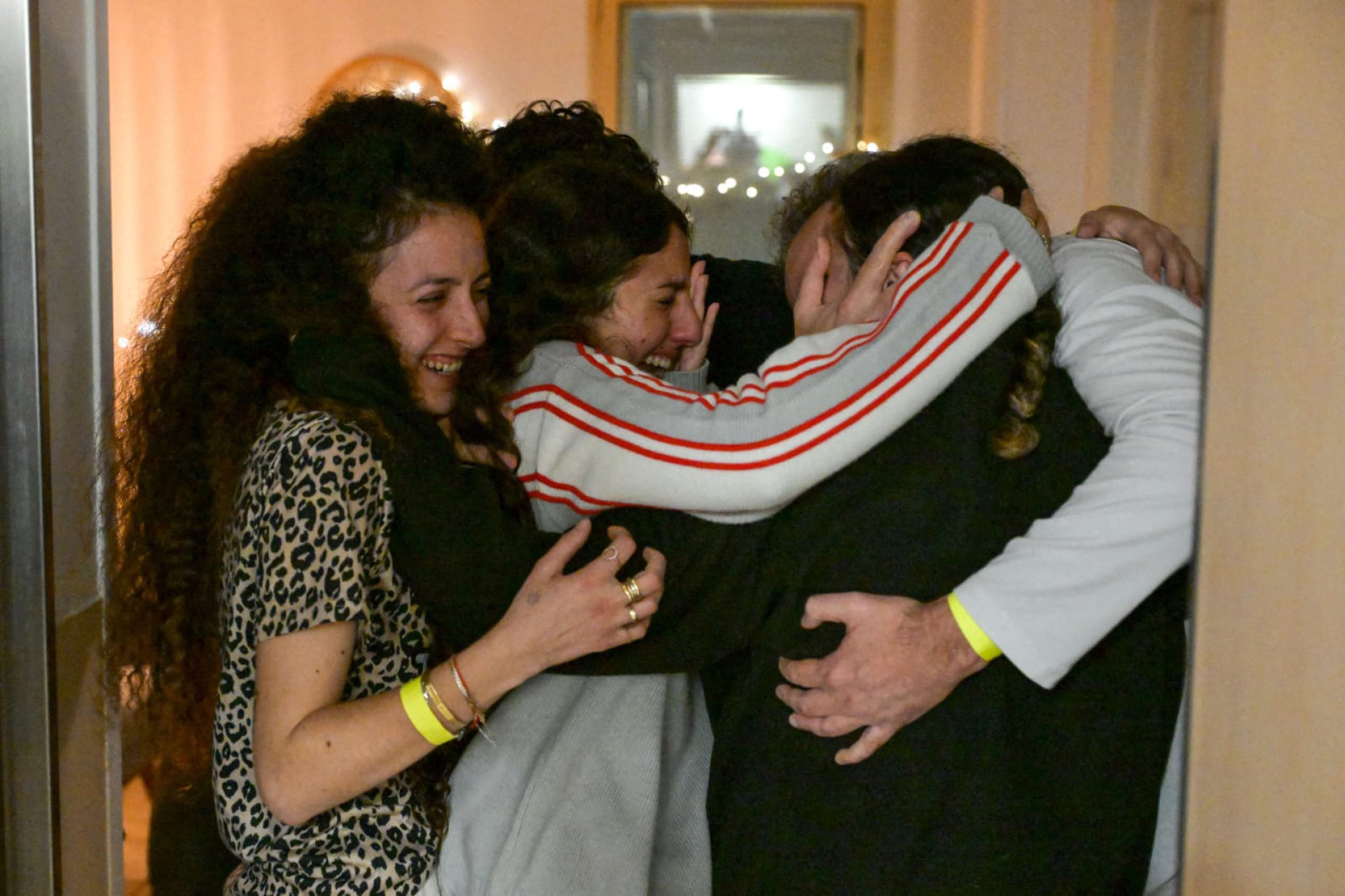 ￼FAMILIARES da refém Romi Gonen lhe dão as boas-vindas após sua libertação  (Foto: Maayan TOAF / GPO / AFP)