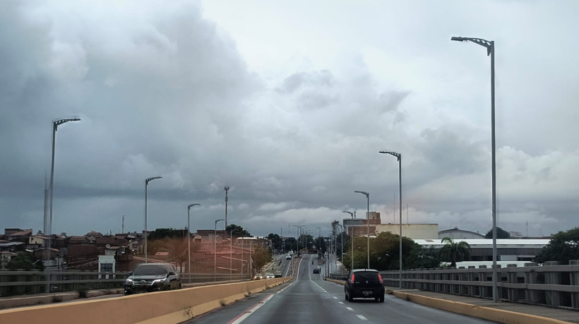 Fortaleza teve noite de chuva e tempo nublado neste domingo, 29