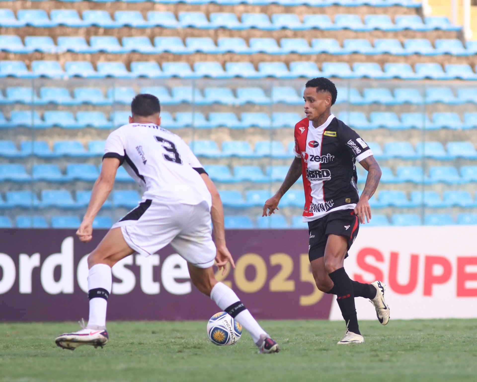 Atacante Allanzinho no jogo Ferroviário x Treze, no PV, pela Eliminatória da Copa do Nordeste 2025 (Foto: Lucas Emanuel/FCF)