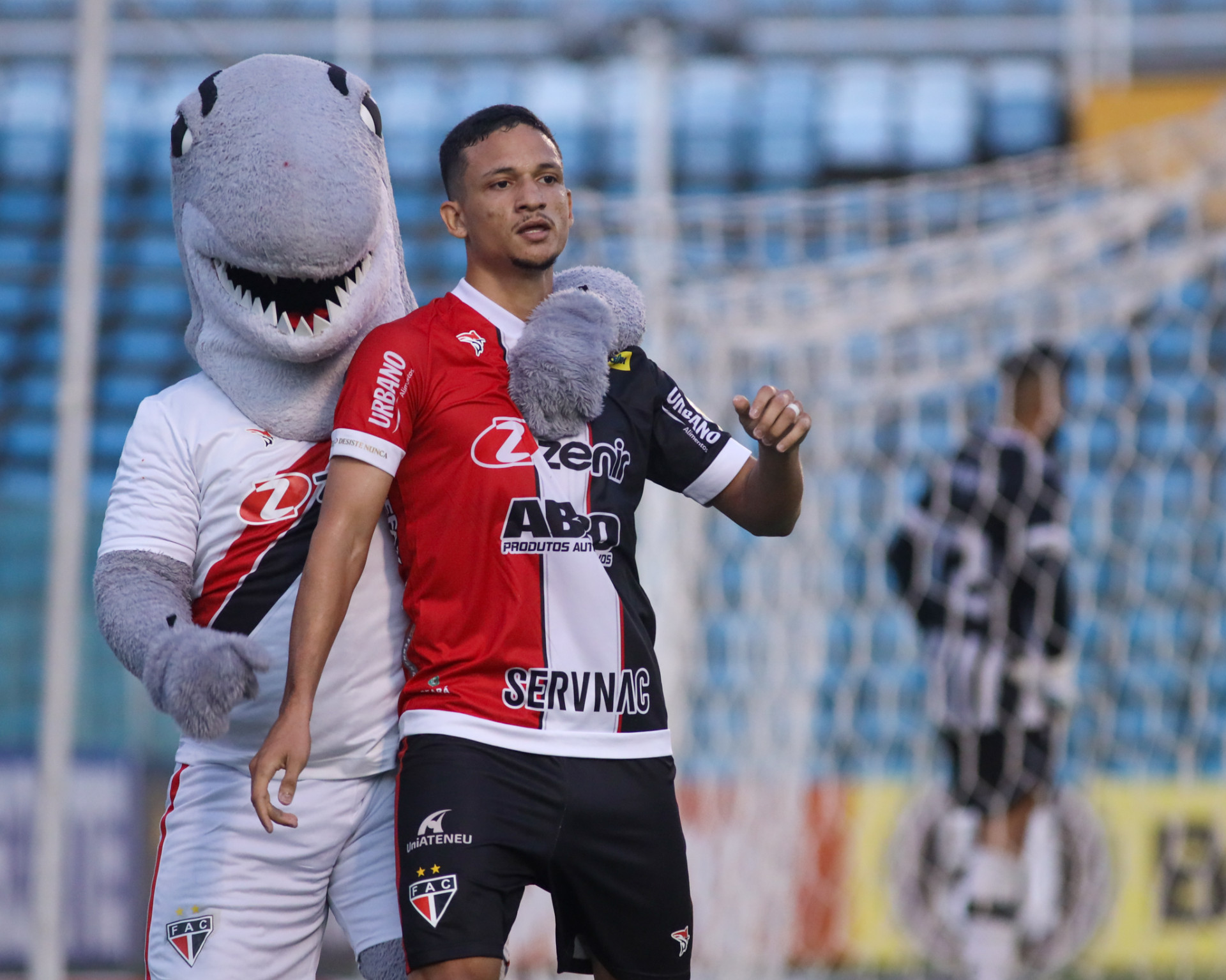 Atacante Kiuan, junto ao Tutuba, mascote do Ferroviário
 (Foto: Lucas Emanuel/FCF)