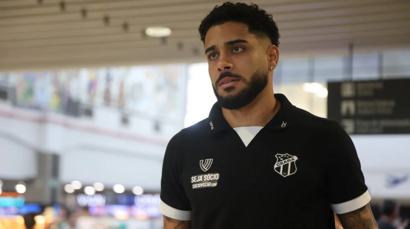 Matheus Bahia, lateral do Ceará, durante embarque da equipe no Aeroporto Pinto Martins