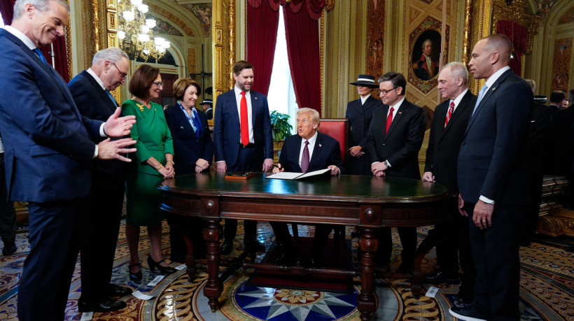 ￼TRUMP com o líder da maioria e o da linoria no Senado, o vice-presidente JD Vance, Melania Trump, o presidente da Câmara, o líder da maioria e o da minoria na Câmara