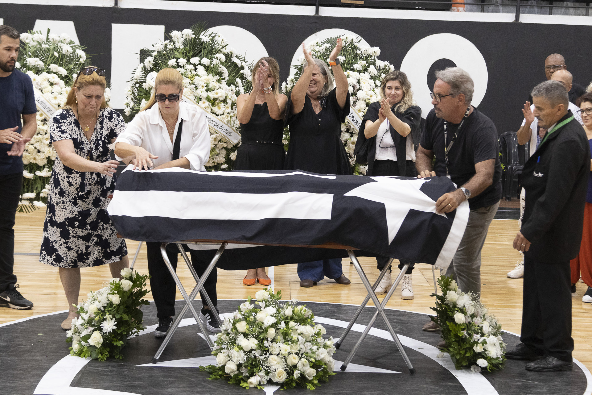 Amigos, fãs e parentes estiveram presentes no velório do jornalista Léo Batista, na tarde desta segunda (20), na sede do Botafogo, na zona sul do Rio de Janeiro. (Foto: CARLOS ELIAS JUNIOR/ESTADÃO CONTEÚDO)