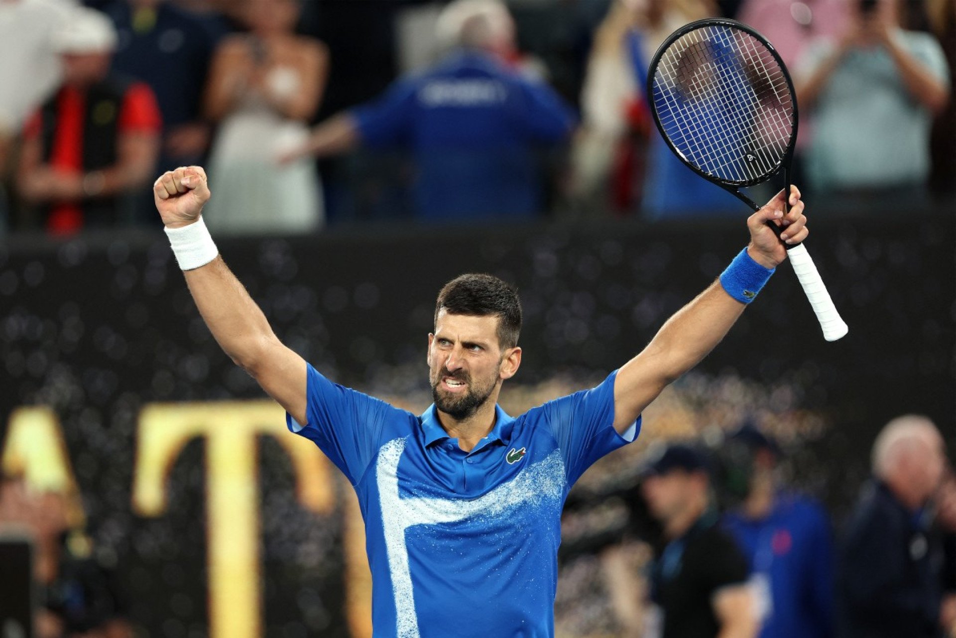 Serbia's Novak Djokovic celebrates victory over Spain's Carlos Alcaraz after their men's singles quarterfinal match on day ten of the Australian Open tennis tournament in Melbourne on January 22, 2025. (Foto: MARTIN KEEP)