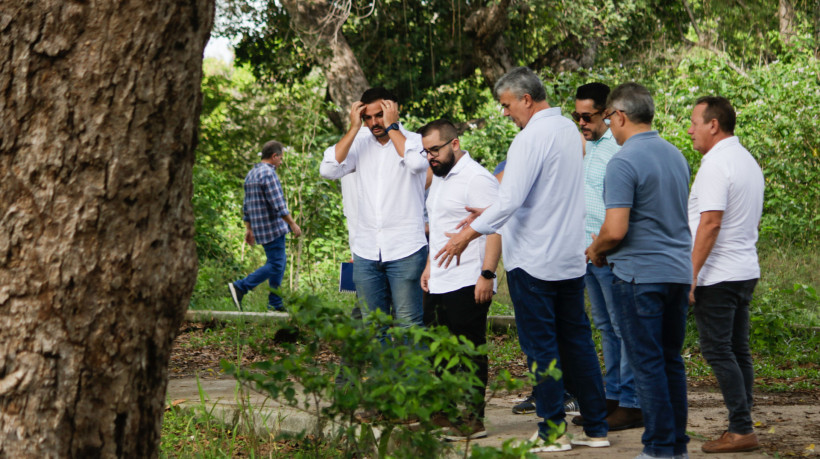  Equipes da Prefeitura e da SOP em visita técnica à praça da Lagoa da Maraponga 