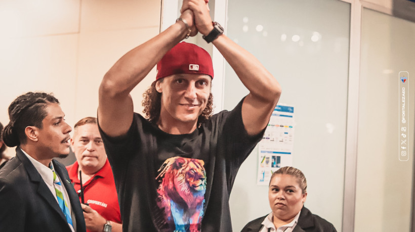 David Luiz foi recebido com festa pela torcida do Fortaleza no aeroporto