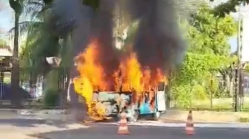 Kombi pega fogo em na avenida Sargento Hermínio, no bairro Antônio Bezerra, em Fortaleza